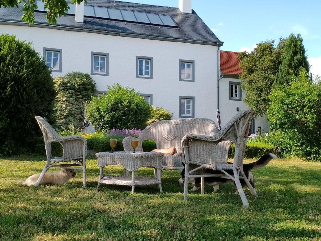 B&B Gutshaus De La Fontaine Feilsdorf Buitenkant foto